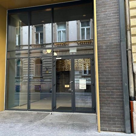 Comfort Court Apartment - Free Parking, Balcony Будапеща Екстериор снимка